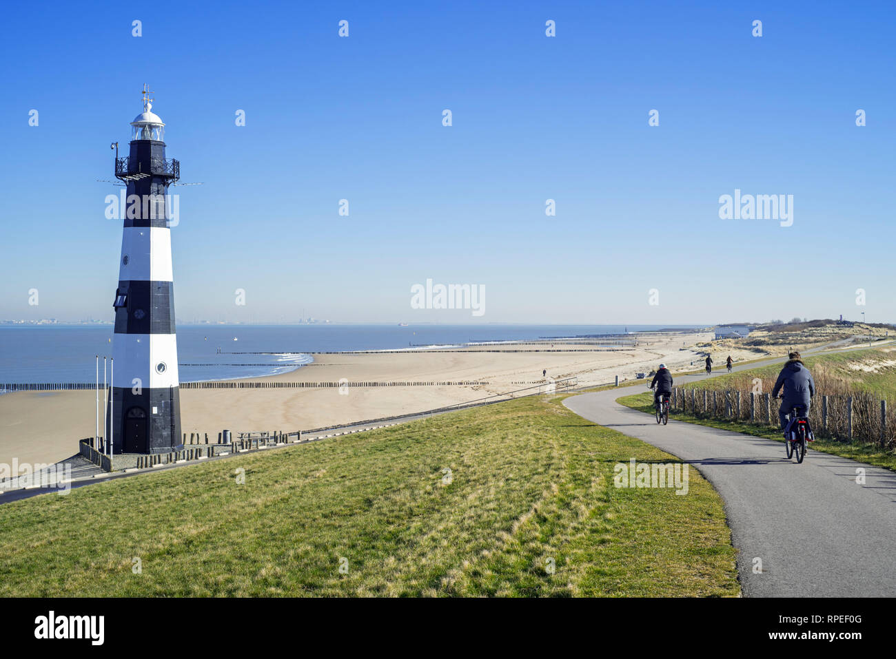 Argine / dike e Nieuwe Sluis, Lighthouse vicino a Breskens che segna l'entrata per la Schelda occidentale / Westerschelde, Zeeland, Paesi Bassi Foto Stock
