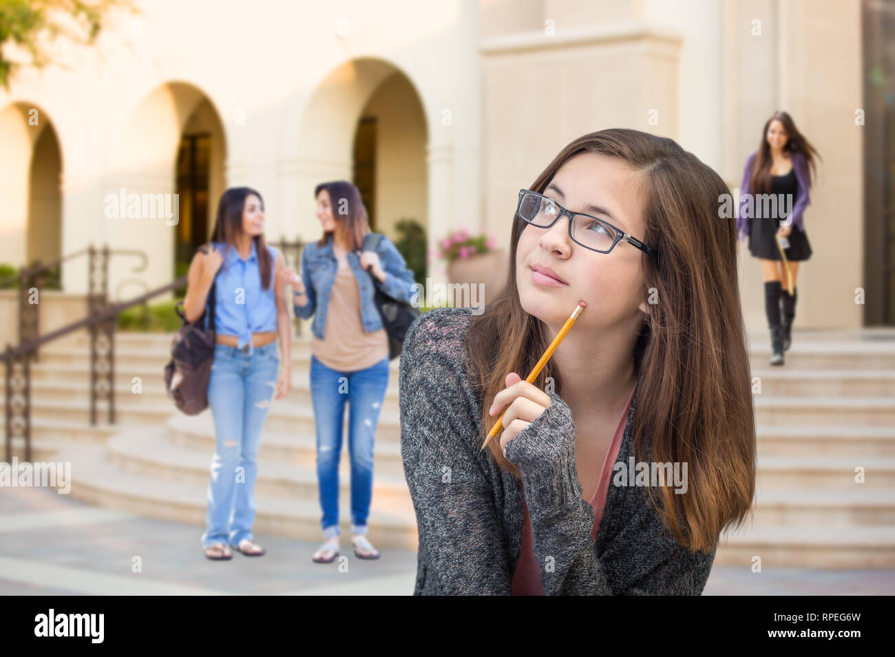 Razza mista giovane studentessa camminando sul campus. Foto Stock