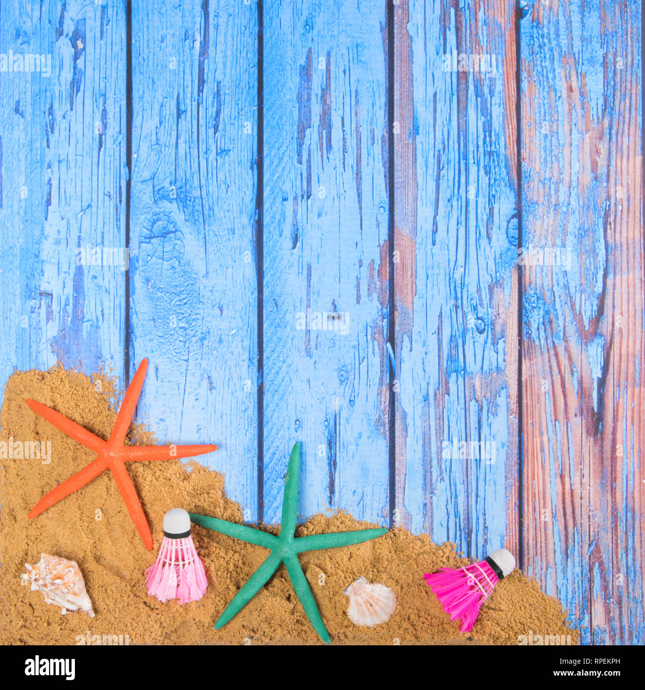Spiaggia poster sullo sfondo di legno con starfishes e conchiglie Foto Stock