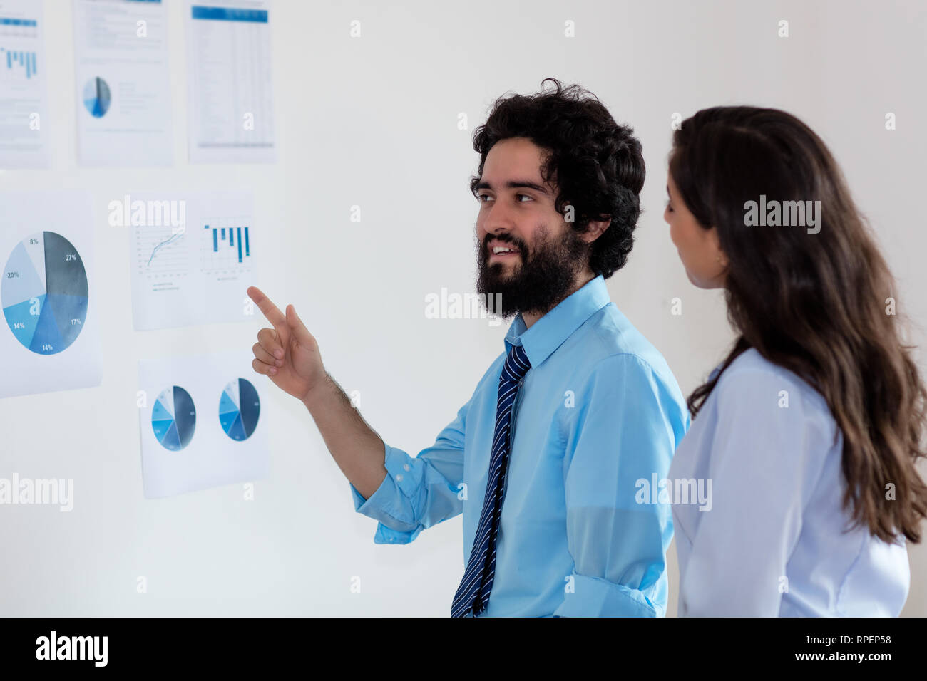 Imprenditore arabo e turco imprenditrice parlando di strategia a office di società Foto Stock