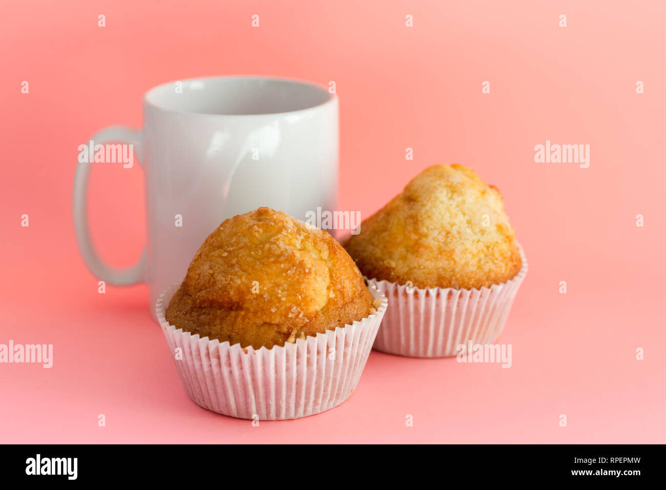 Muffin e mug. I dolci fatti in casa, dolci tortine per la colazione Foto Stock