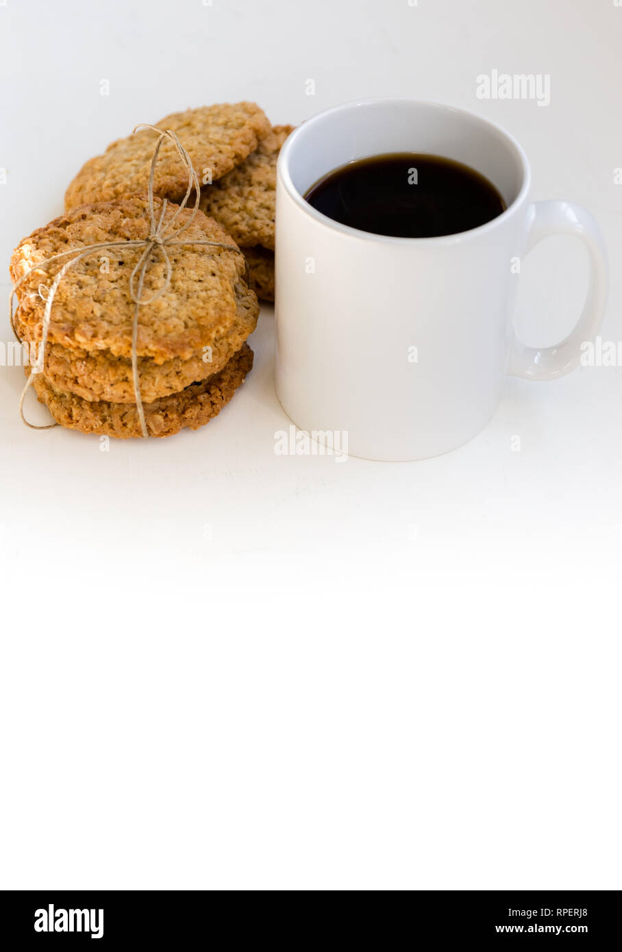 Biscotti fatti in casa e mug. Foto Stock
