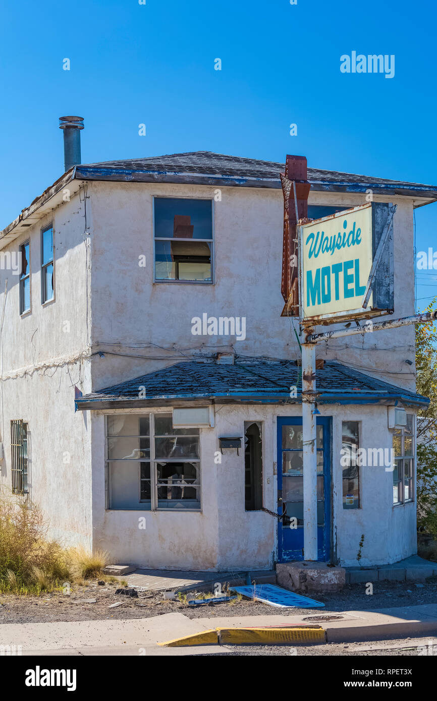Abbandonato il Motel lungo il tragitto lungo la storica Route 66 in sovvenzioni, Nuovo Messico, Stati Uniti d'America [alcuna proprietà di rilascio; disponibile per editoriale solo licenza] Foto Stock