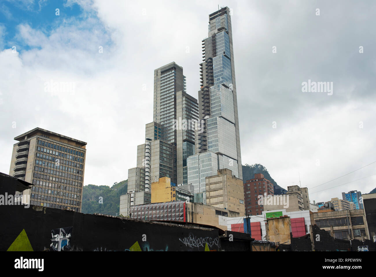Da sotto la vista dei grattacieli edifici con BD Bacatá, il più alto edificio nel paese (240 m.). Bogotà, Colombia. Sep 2018 Foto Stock