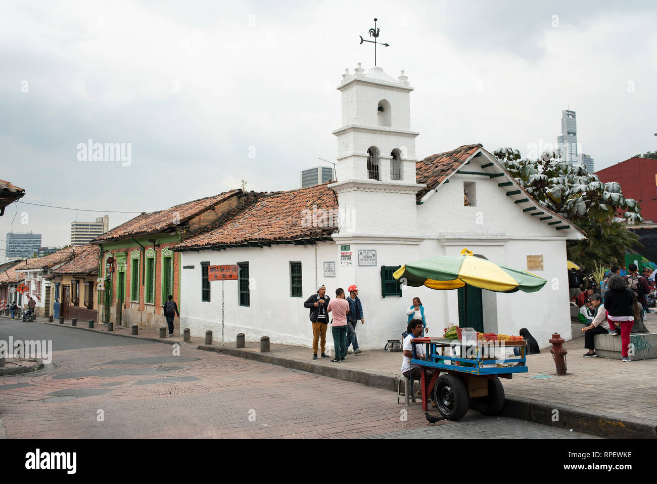 Plaza del Chorro de Quevedo con la gente del posto e case coloniali in Candelaria, il centro storico di Bogotà, Colombia. Sep 2018 Foto Stock