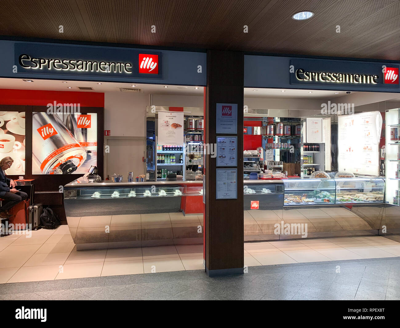 Strasburgo, Francia - 14 ottobre 2018: Illy Esspresamente cafe bar di Strasburgo stazione ferroviaria Vista frontale Foto Stock