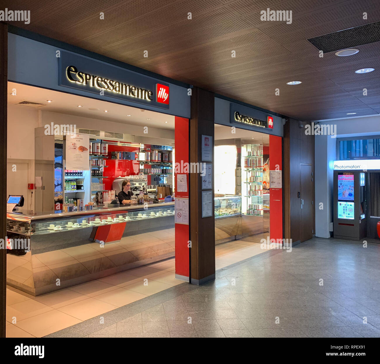 Strasburgo, Francia - 14 ottobre 2018: Espressamente Illy cafe bar di Strasburgo Stazione ferroviaria vista laterale Foto Stock