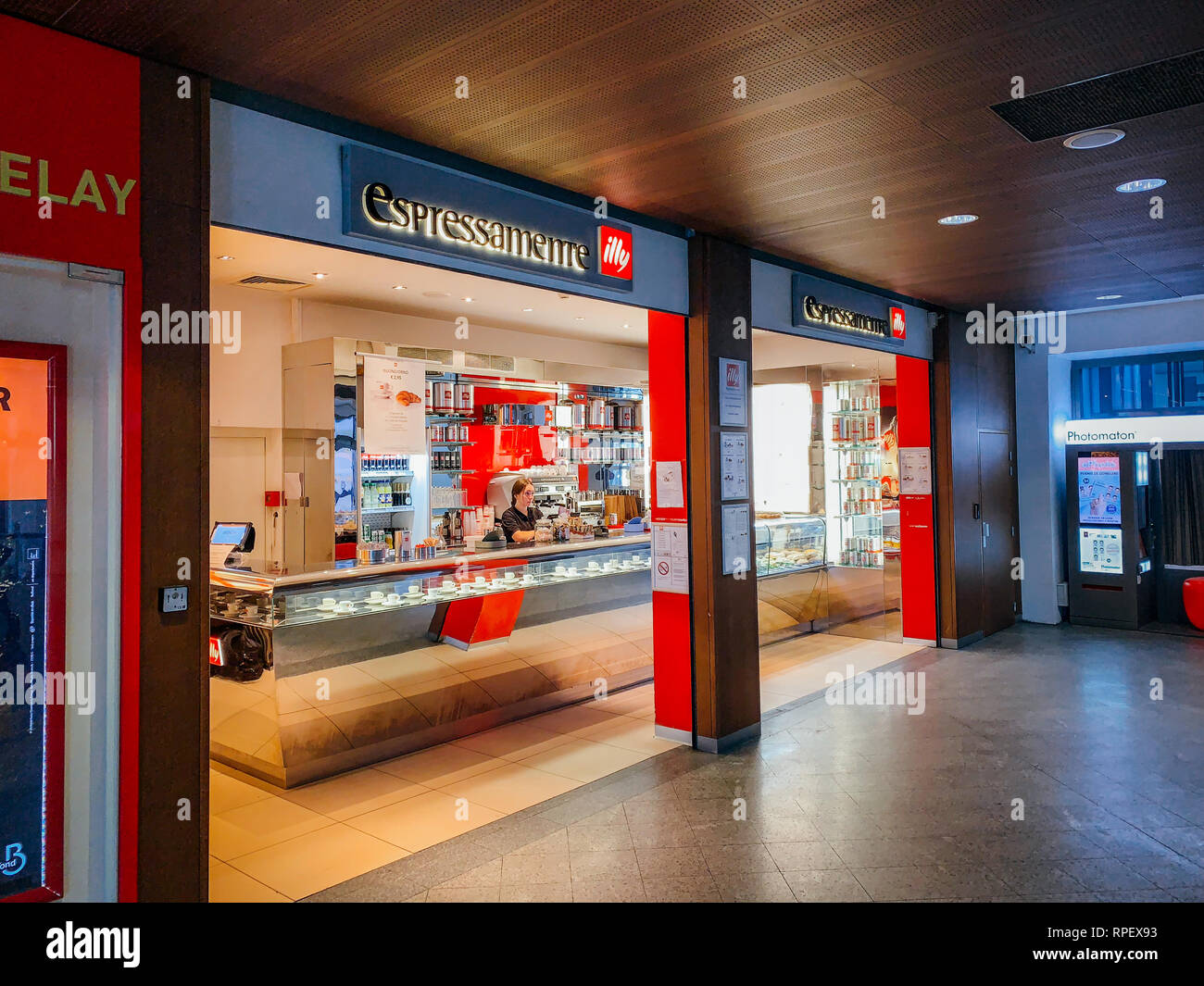 Strasburgo, Francia - 14 ottobre 2018: Illy Esspresamente cafe bar di Strasburgo Stazione ferroviaria vista laterale Foto Stock