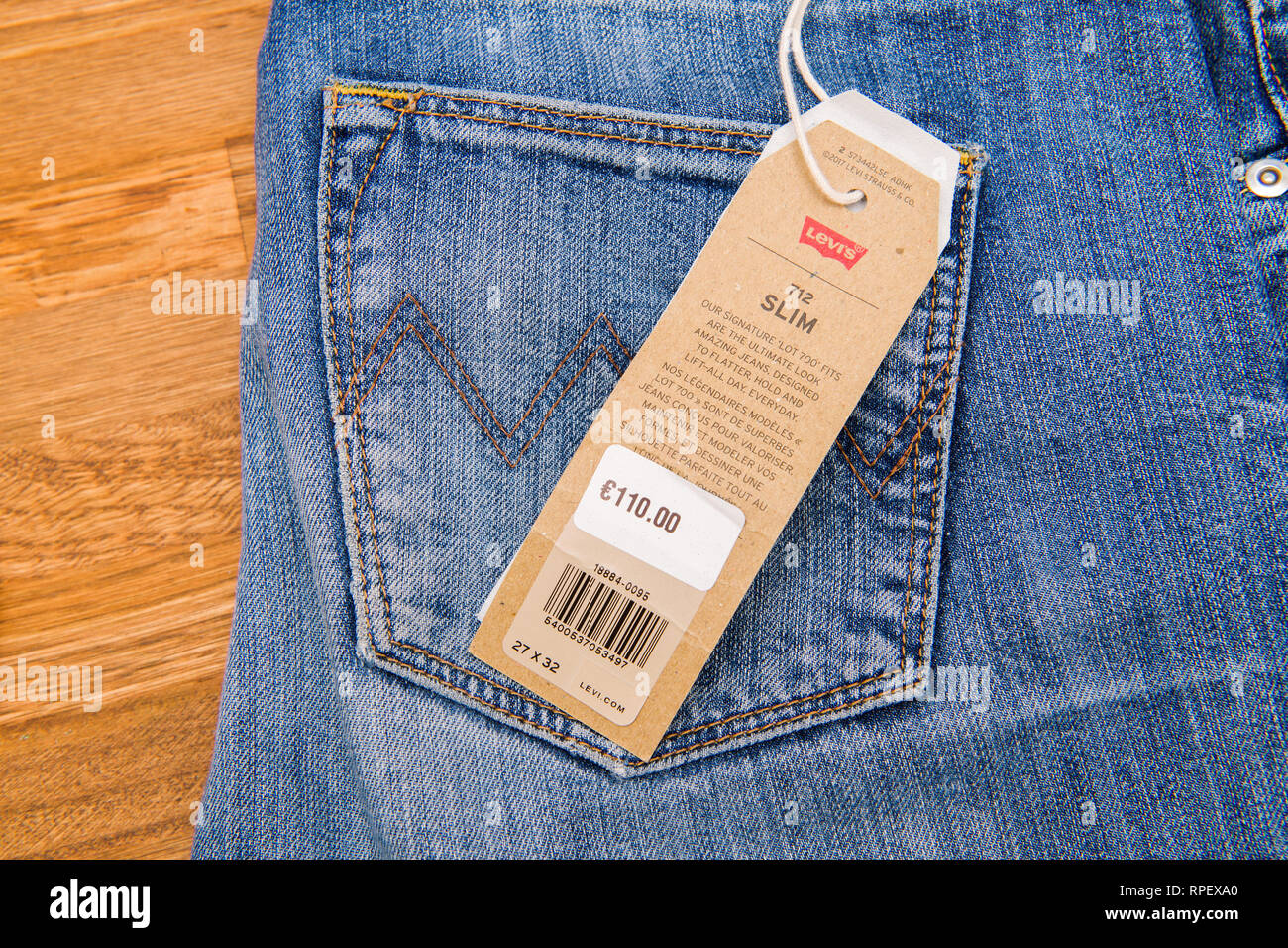 Parigi, Francia - Jan 2, 2018: Nuovo Jeans con prezzo di etichetta  fabbricato dalla Levi's collocato sul naturale tavolo in legno - modello  Soft vintage prezzo 110 euro Foto stock - Alamy