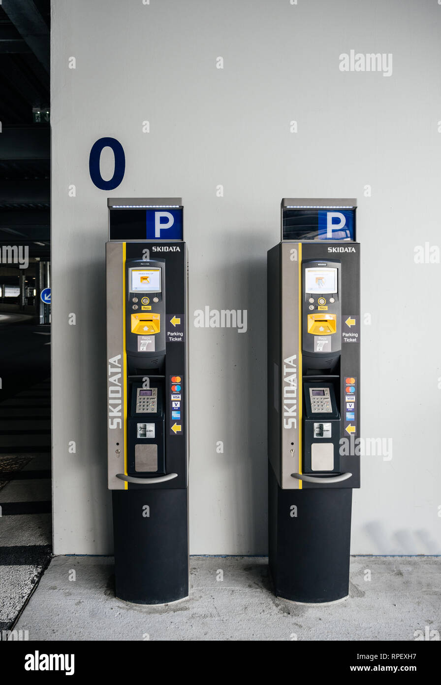 BASEL, Svizzera - Mar 22, 2018: due parcheggi teller machines all'interno di -EuroAirport Basel Mulhouse Freiburg aeroporto sul livello zero Foto Stock
