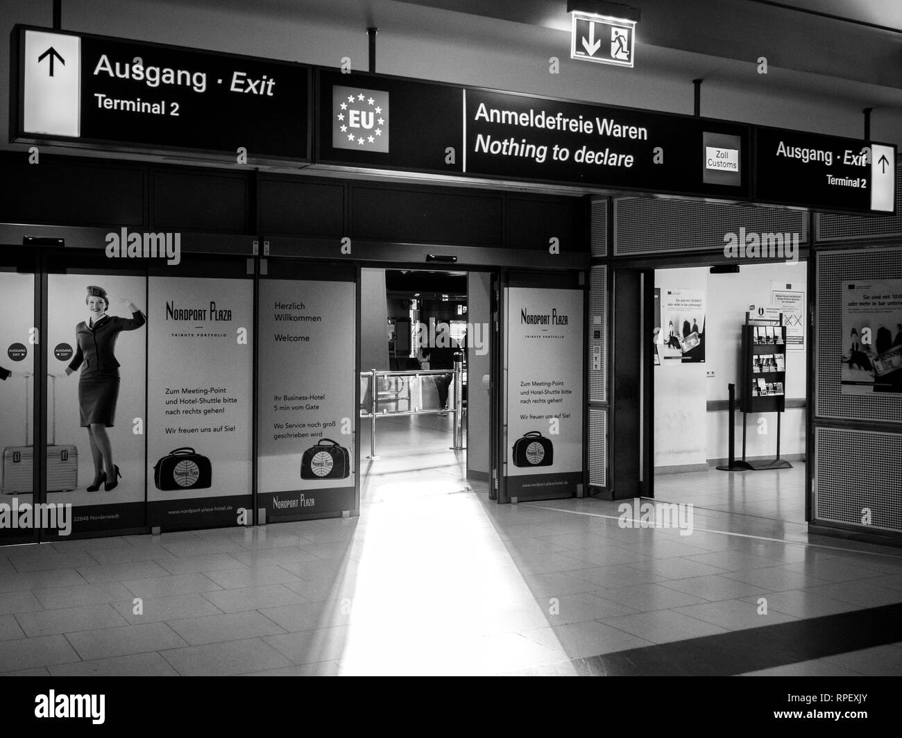 Amburgo, Germania - Mar 20, 2018: Aprire lo sportello di niente da dichiarare cancello al terminal dell aeroporto di Amburgo - bianco e nero Foto Stock