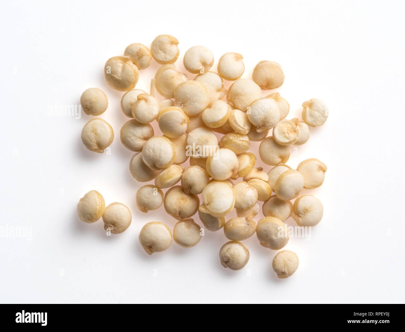 La quinoa Seed grano extreme close up. Isolato su bianco con percorso di clipping. Foto Stock