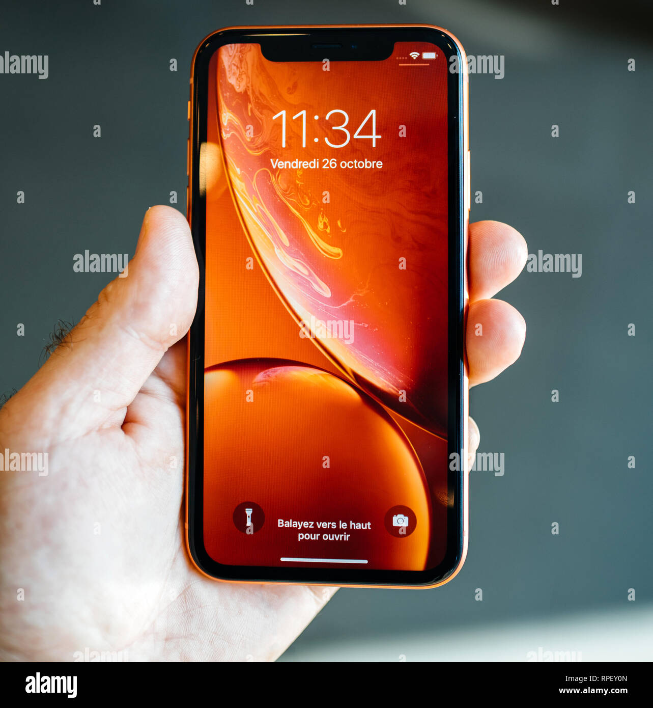 Strasburgo, Francia - Ott 26, 2018: felice proprietario POV holding nuova  red iPhone XR smartphone durante il giorno del lancio ammirando lo sfondo  rosso home blocca schermo - Immagine quadrata Foto stock - Alamy