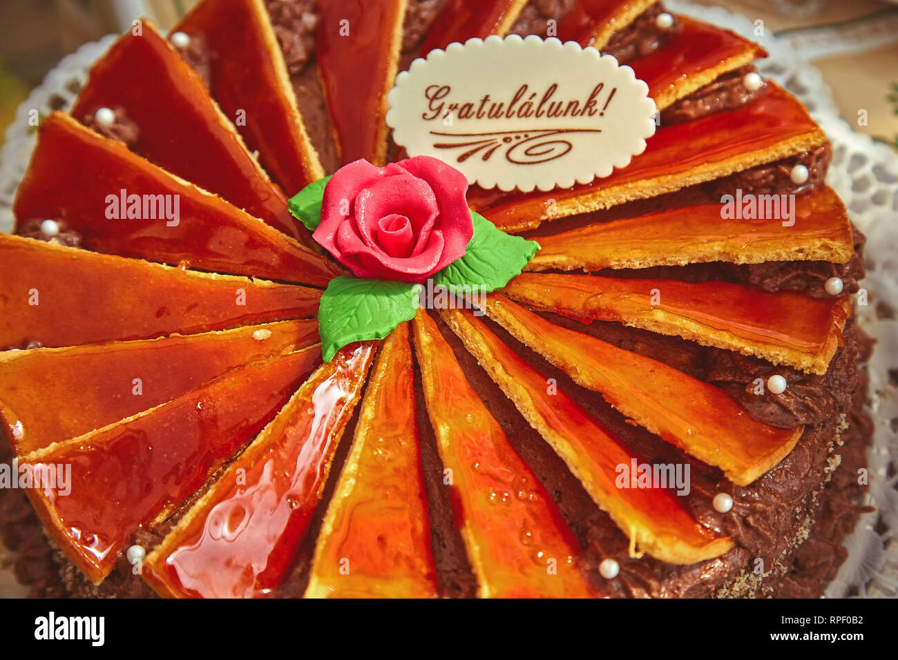 Molto bello fragile dolce torta sul tavolo Foto Stock