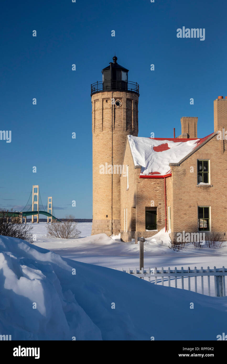 Mackinaw City, Michigan - Il Vecchio Mackinac Point Lighthouse presso lo stretto di Mackinac. Il Lighthouse e azionato dal 1890 fino a quando il ponte Mackinac op Foto Stock