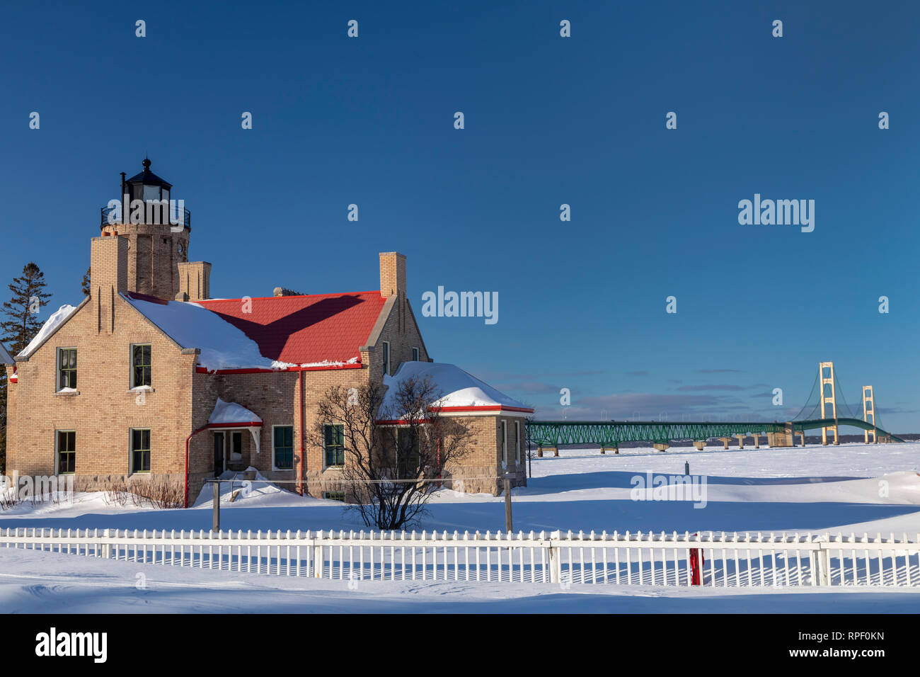 Mackinaw City, Michigan - Il Vecchio Mackinac Point Lighthouse presso lo stretto di Mackinac. Il Lighthouse e azionato dal 1890 fino a quando il ponte Mackinac op Foto Stock