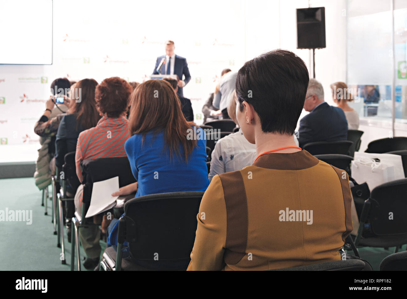 Donna d'affari e persone in ascolto sulla conferenza. L'immagine orizzontale Foto Stock