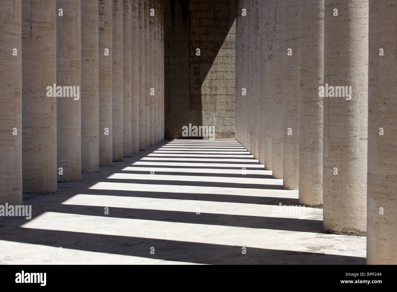 Roma - colonne di stile neo classico edificio nella zona euro. La maggior parte degli edifici in questa zona di Roma erano voluta da Mussolini. Foto Stock