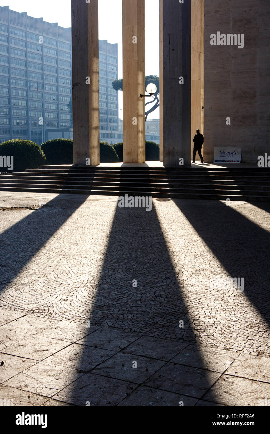 Roma - le ombre delle colonne quadrate di un neo classico edificio nella zona euro. La maggior parte degli edifici in questa zona è stato incaricato da Mussolini. Foto Stock