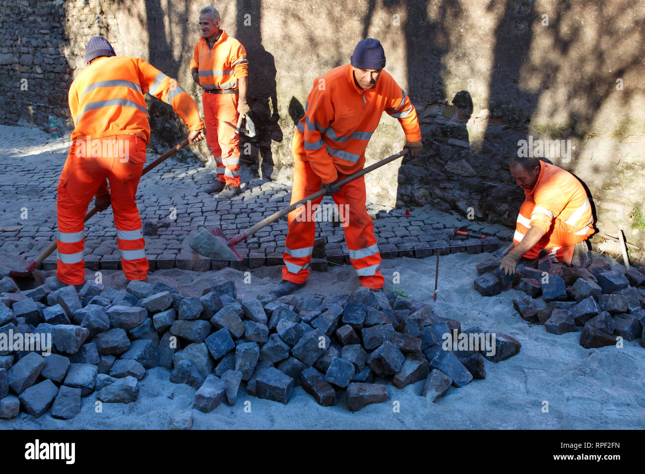 Roma - i lavoratori stradali sono la riparazione di un tratto di acciottolato sulla Via Appia. Foto Stock