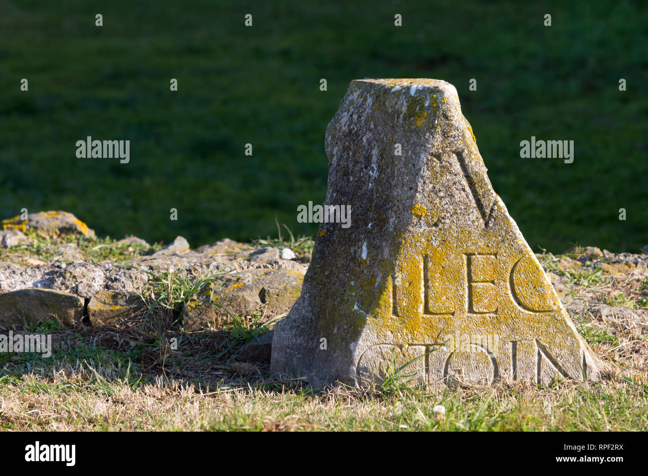 Roma - La rottura di un pezzo di un muro con lettere romane presso la Villa Quintili lungo la Via Appia Antica. La costruzione della via Appia è iniziata nel 312 A.C. Foto Stock