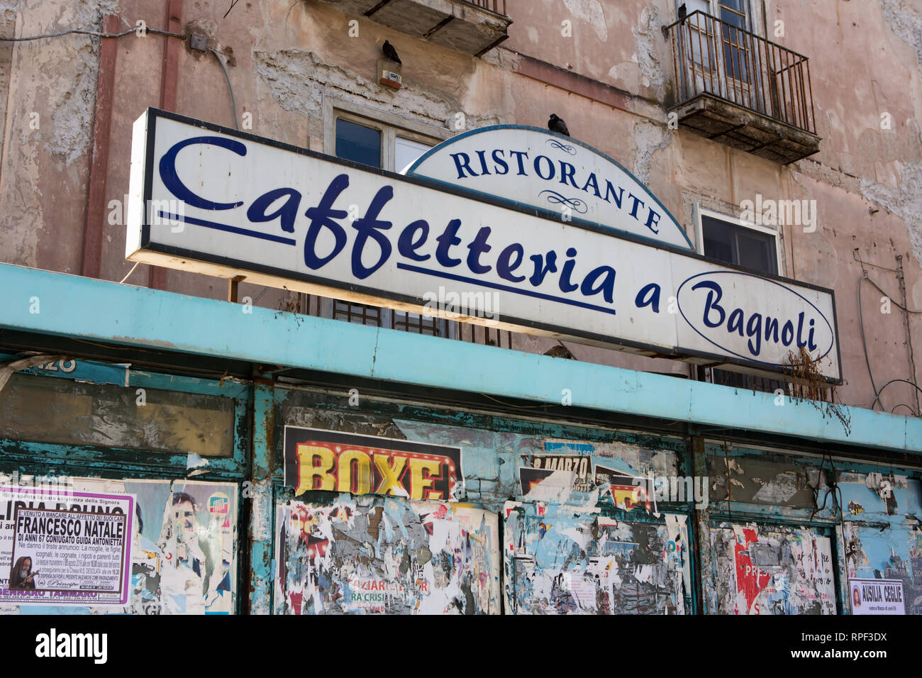 BAGNOLI - chiuso ristorante nel centro del piccolo villaggio sulla spiaggia vicino a Napoli. Foto Stock