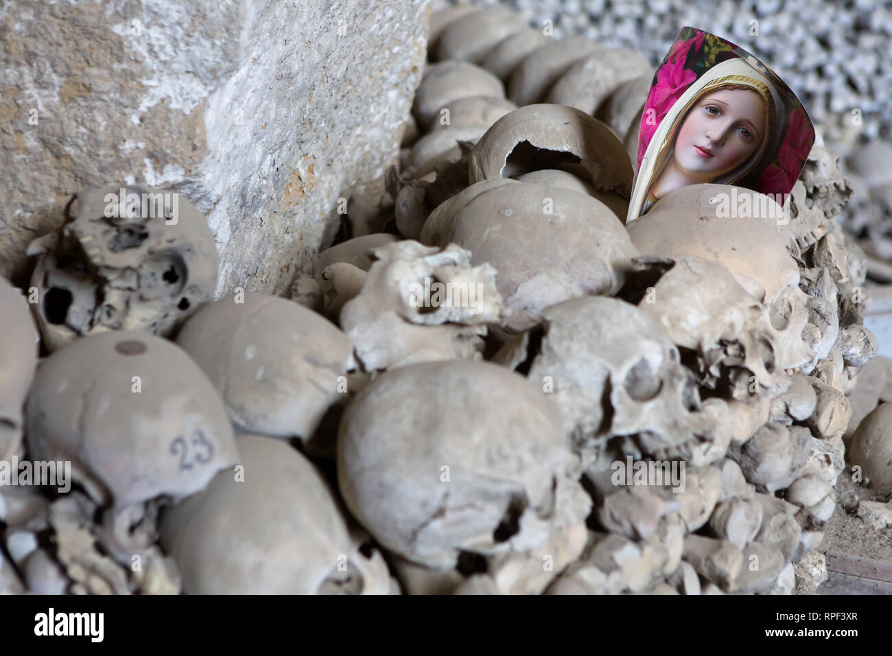 Napoli - teschi alle Fontanelle cimitero. Il cimitero in una grotta risale al XVI sec.. Foto Stock
