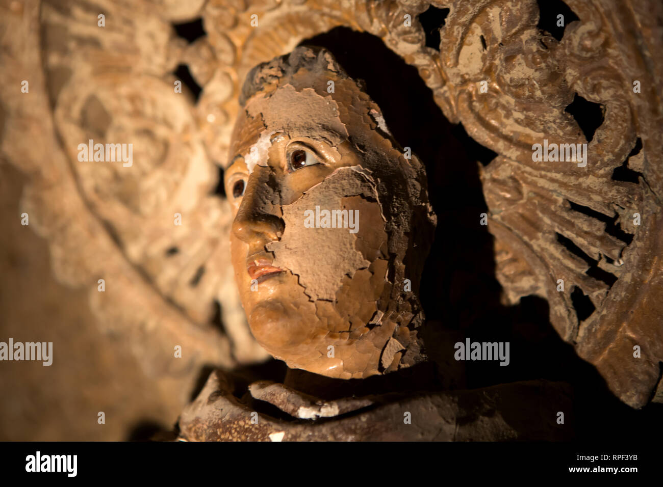 Napoli - Statua di un santo alle Fontanelle cimitero. Foto Stock