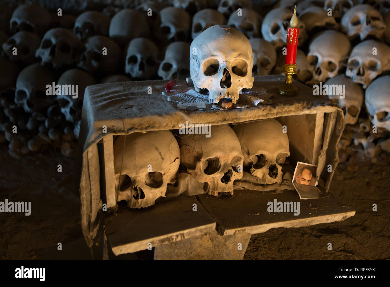 Napoli - teschi alle Fontanelle cimitero. Il cimitero in una grotta risale al XVI sec.. Foto Stock