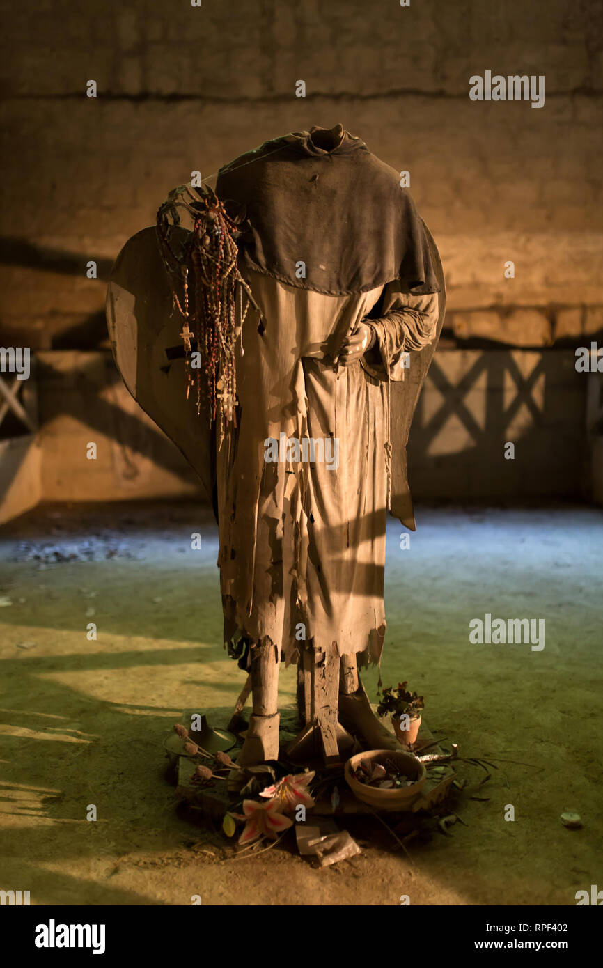 Napoli - Il headless statua di alle Fontanelle cimitero. Il cimitero in una grotta risale al XVI sec.. Foto Stock