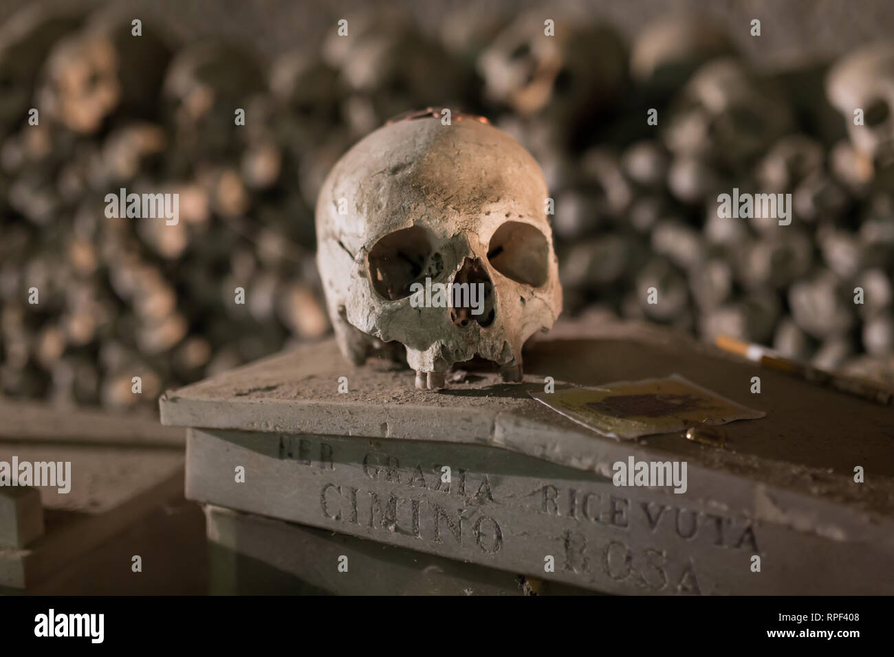 Napoli - teschi alle Fontanelle cimitero. Il cimitero in una grotta risale al XVI sec.. Foto Stock