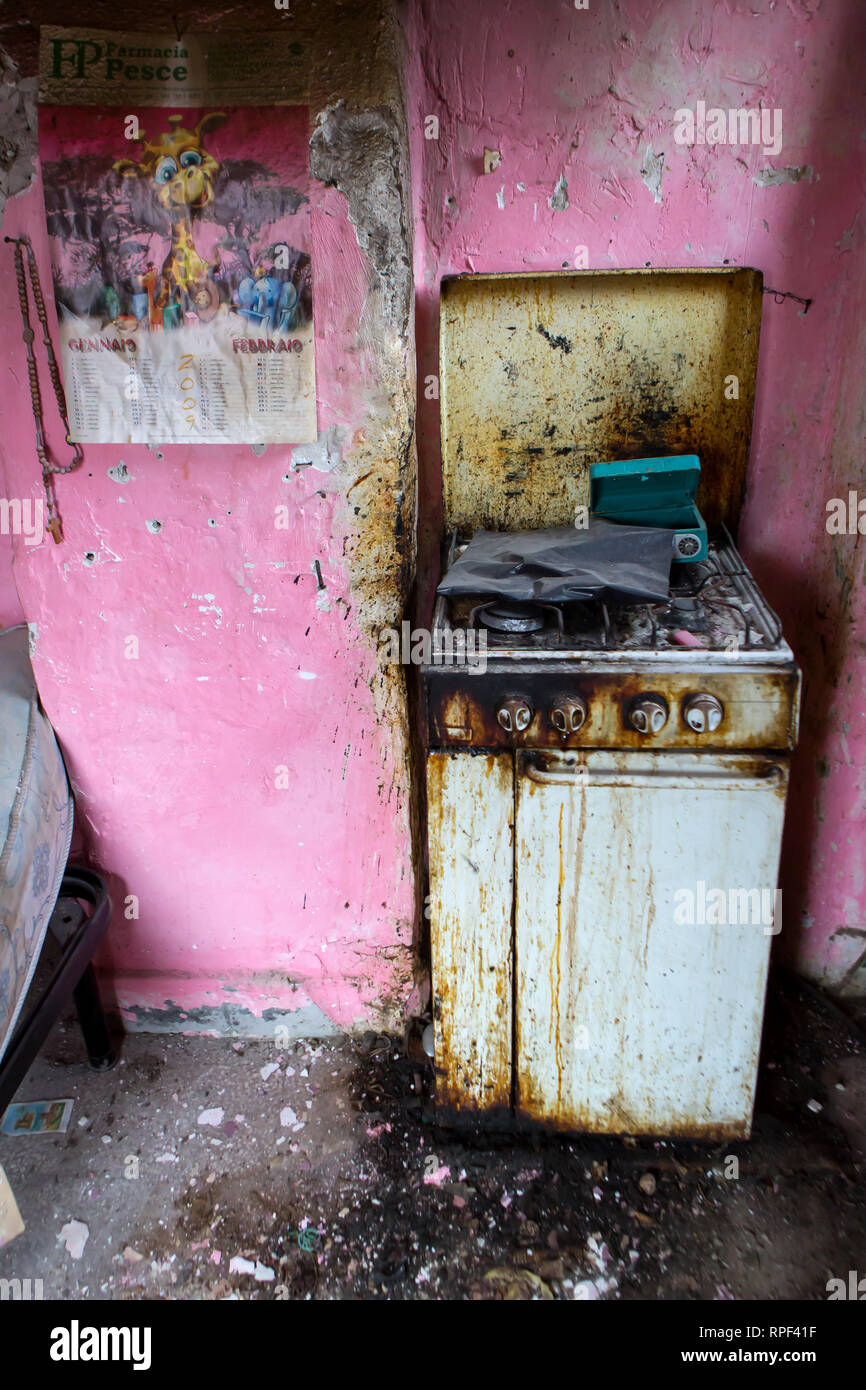 Napoli - Dirty stufa in un appartamento in centro che era accovacciato da persone senza dimora. Foto Stock