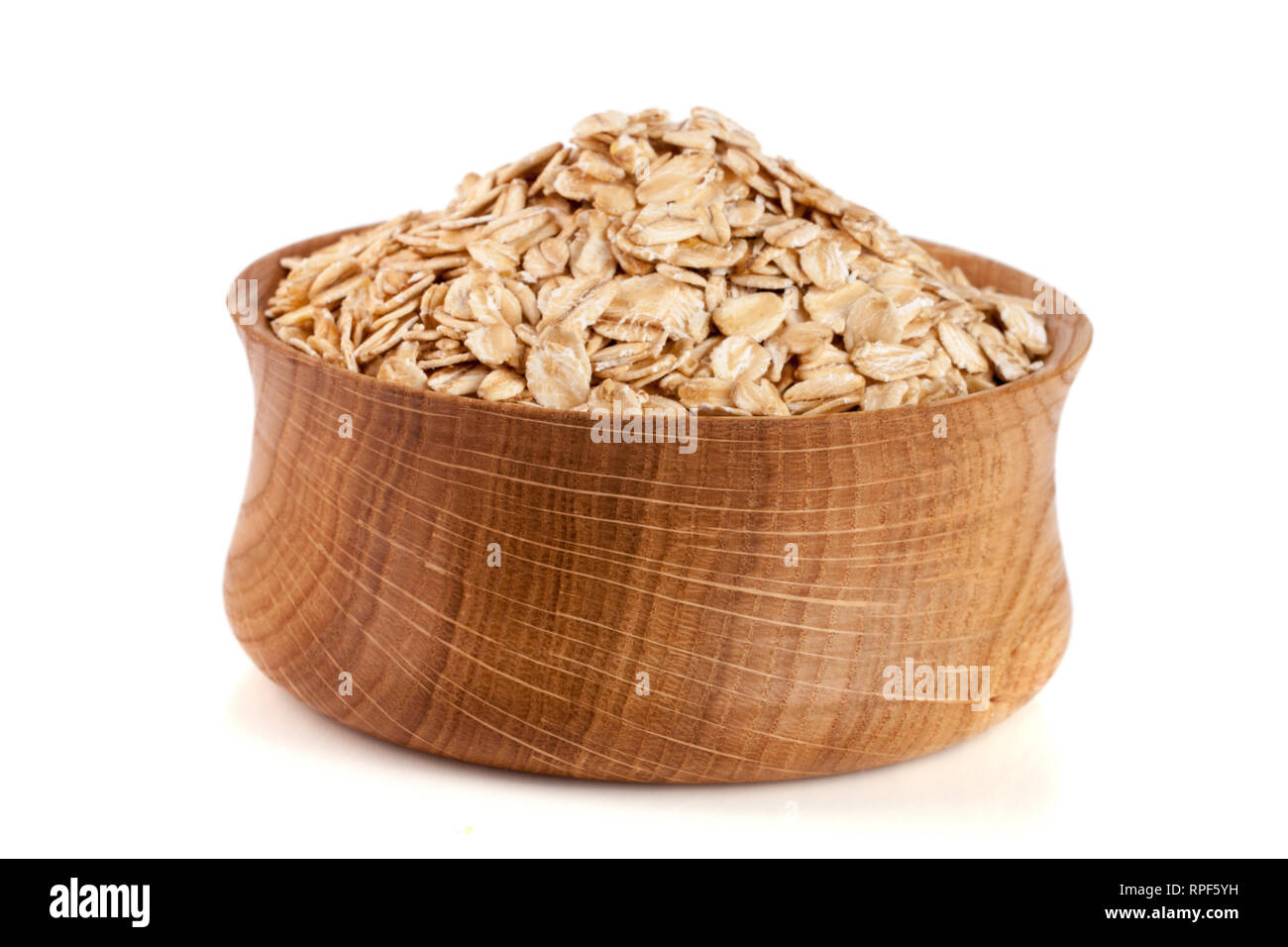 Fiocchi di avena in una ciotola di legno isolato su sfondo bianco Foto Stock