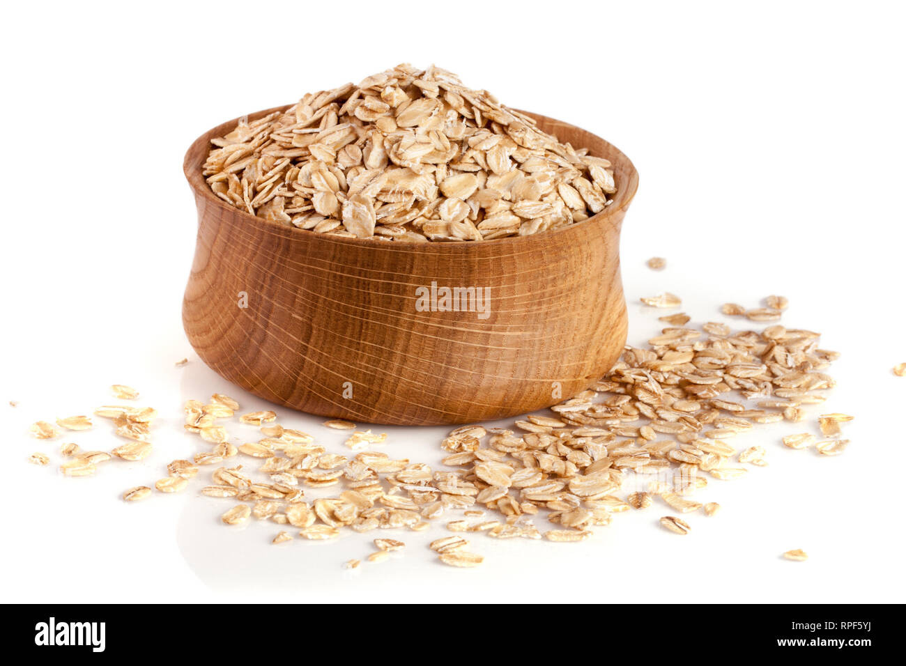 Fiocchi di avena in una ciotola di legno isolato su sfondo bianco Foto Stock