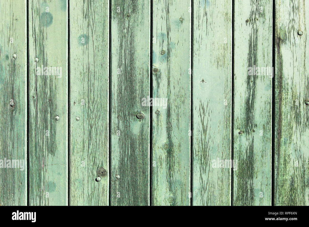 Verniciato di verde parete in legno listone perpendicolare al telaio come semplice blu satura di olio di legno di vernice vecchia grungy e legno stagionato texture di superficie ba Foto Stock