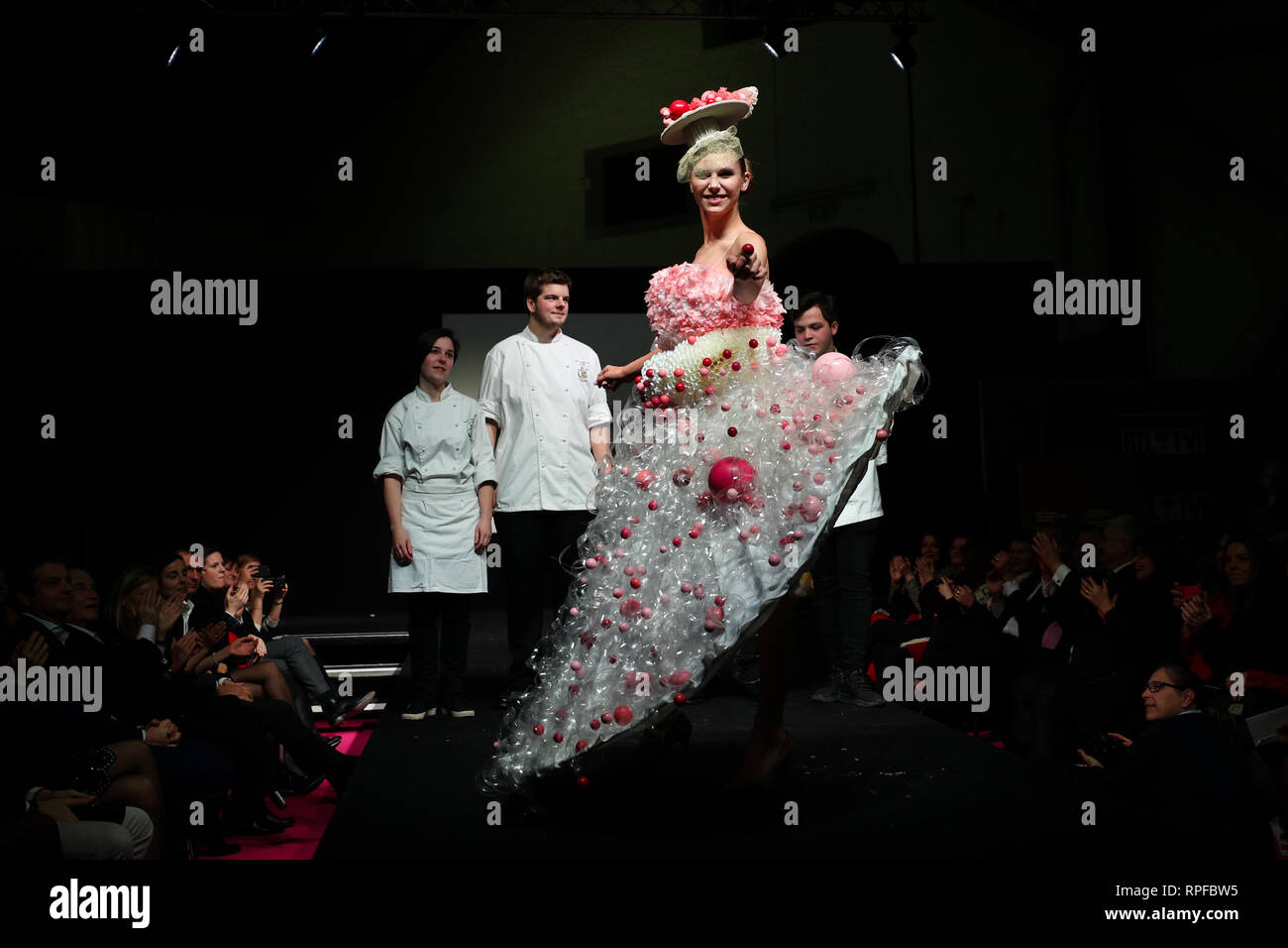 Bruxelles, Belgio. Il 21 febbraio, 2019. Un modello consente di visualizzare un abito di cioccolato durante lo spettacolo di apertura della 6a Bruxelles Salone del Cioccolato a Bruxelles, Belgio, Feb 21, 2019. Il sesto Bruxelles Salone di cioccolato (Salon du Chocolat Bruxelles) ha dato dei calci a fuori qui il giovedì. Nei tre giorni seguenti, 130 cioccolatieri, pastry chef, pasticceri, designer ed esperti di cacao di fama internazionale di presenze potranno condividere e presentare il cioccolato in tutte le sue forme deliziosa. Credito: Zheng Huansong/Xinhua/Alamy Live News Foto Stock