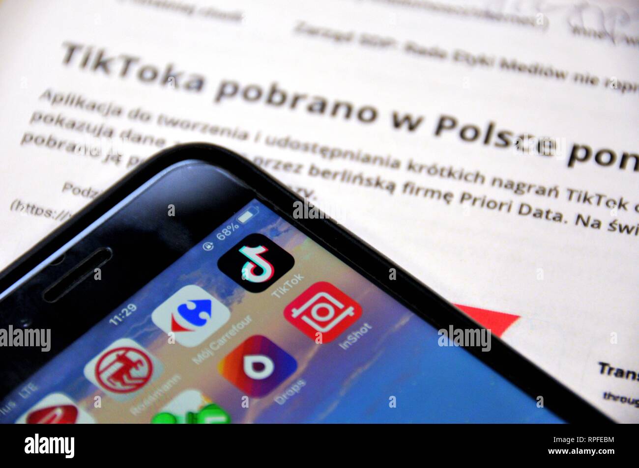 Varsavia. Xiii Febbraio, 2019. Foto scattata il 13 febbraio, 2019 mostra il Tiktok Icona app (angolo superiore destro) su una schermata dello smartphone. Credito: Shi lo Zhongyu/Xinhua/Alamy Live News Foto Stock