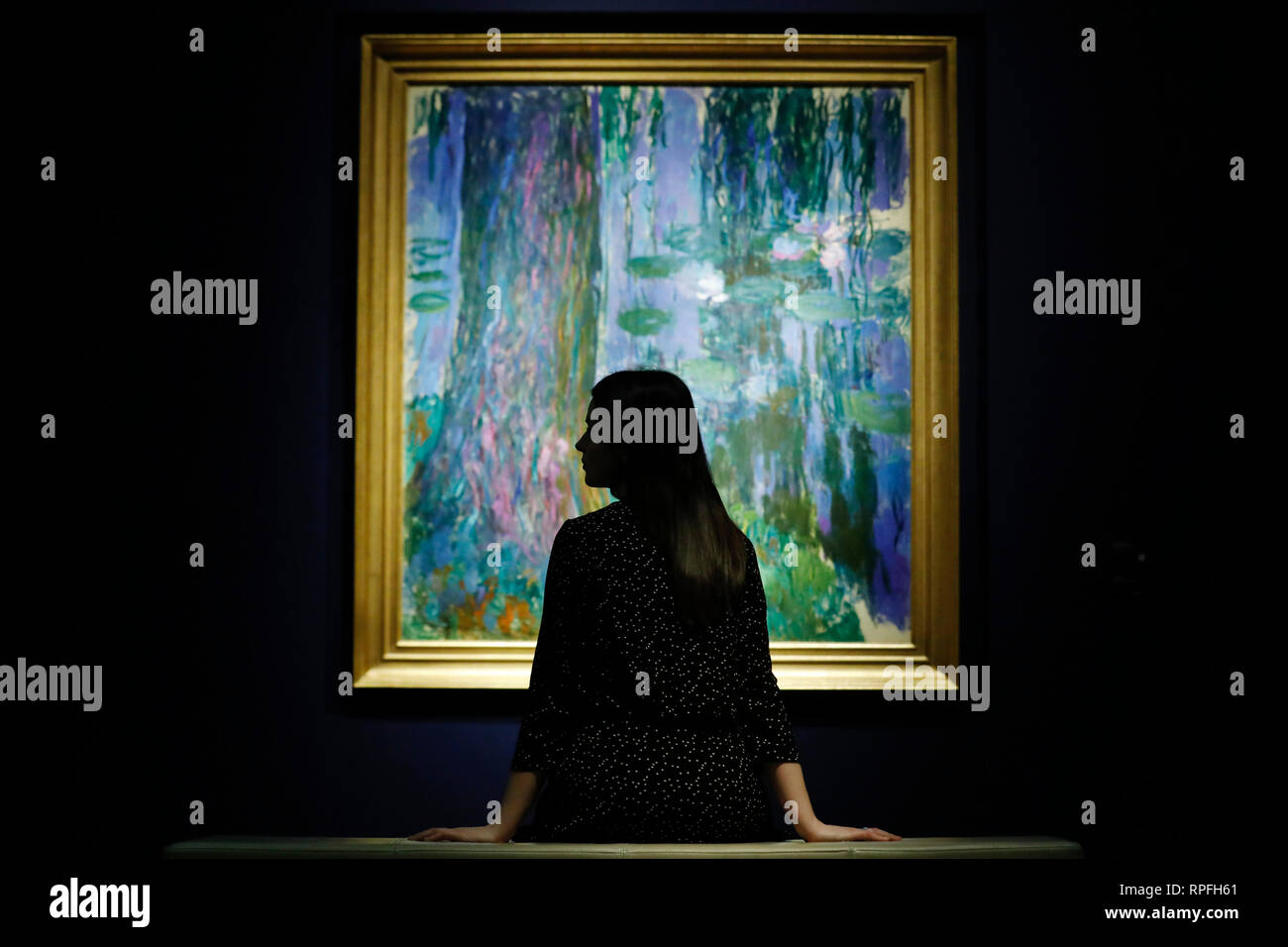 Londra, Regno Unito. Il 21 febbraio, 2019. Un Christie's dipendente pone con illustrazioni di Claude Monet 'Saule pleurer et bassin aux nympheas' alla casa d'aste Christie's di Londra, giovedì 21 febbraio, 2019.Il pezzo sarà venduta all'asta durante Christie's sera vendita mercoledì. Esso è stimato per ottenere una figura di vendite di oltre £40milioni di euro.fotografia : credito: Luca MacGregor/Alamy Live News Foto Stock