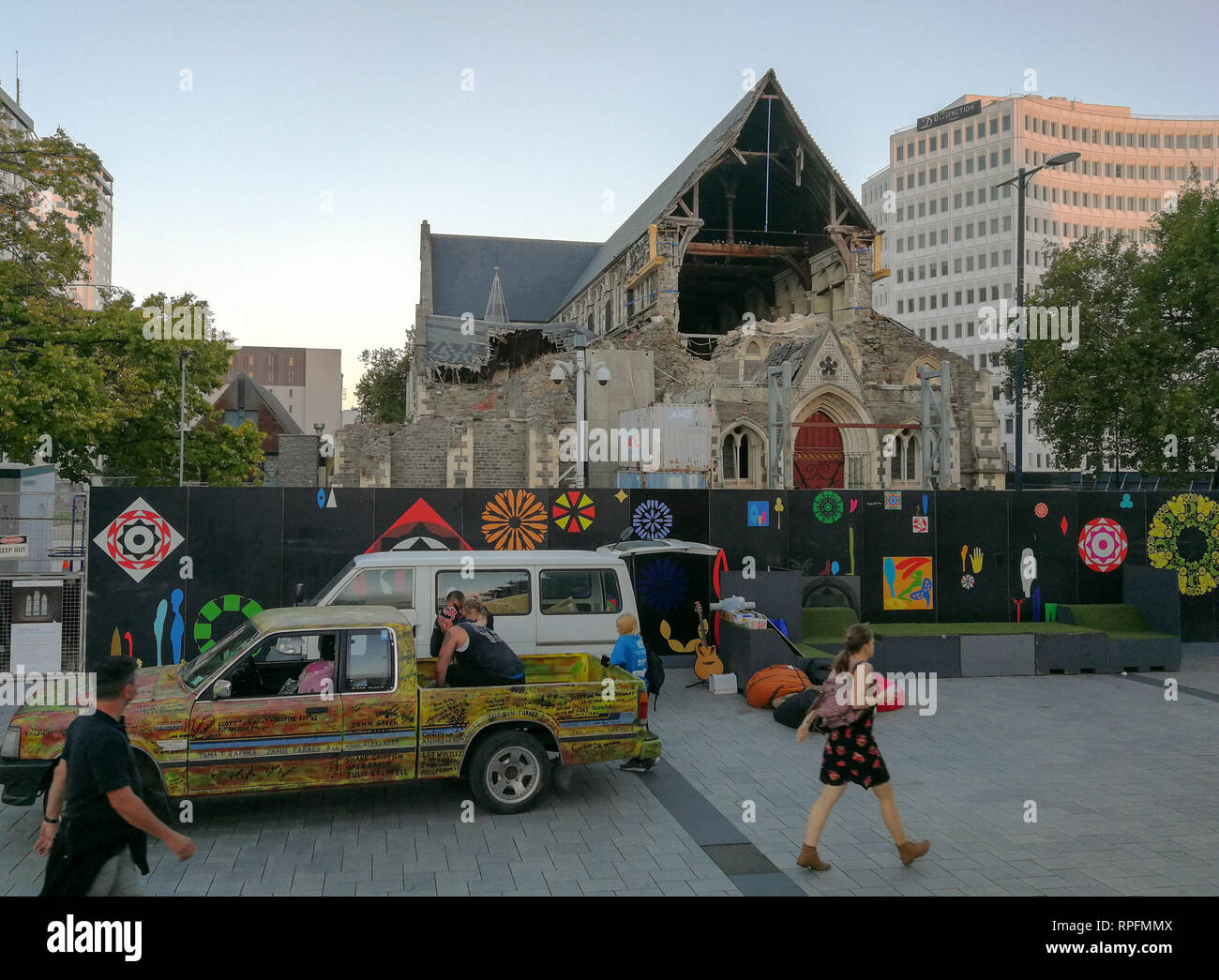 (190222) -- CHRISTCHURCH, 22 febbraio, 2019 (Xinhua) -- Le persone passano da una chiesa danneggiata dal terremoto a Christchurch Nuova Zelanda il 22 febbraio, 2019. La cerimonia di premiazione si è svolta venerdì in Nuova Zelanda la seconda più grande città di Christchurch per contrassegnare il 8° anniversario di un devastante sisma che ha sostenuto 185 vive lo spanning di più di 20 nazionalità tra cui 23 studenti cinesi. Un 6.3-grandezza quake ha colpito la città il 22 febbraio 2011, con una profondità di solo 4 km. Then-Prime Ministro John Key ha descritto il disastro come " Nuova Zelanda il giorno più bui.' (Xinhua/Guo Lei) Foto Stock