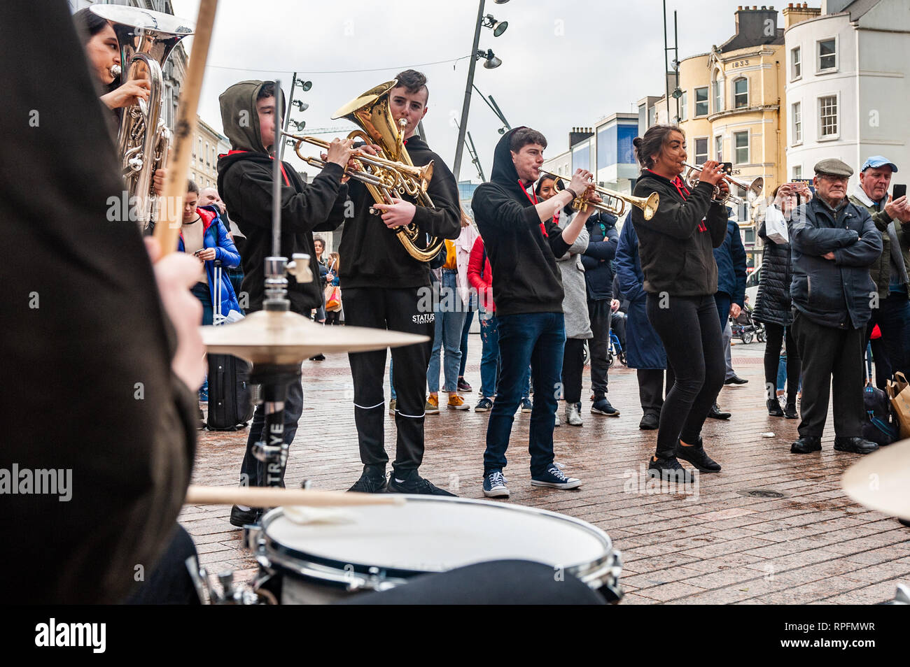 Cork, Irlanda. Il 22 febbraio, 2019. Cork basato brass band "ottone ribelle" svolto in Cork city centre di fronte a ingenti folle di oggi. La band composta da dodici a diciotto anni i giovani hanno giocato sul tardi Late Show giocattolo in novembre. Credito: Andy Gibson/Alamy Live News. Foto Stock