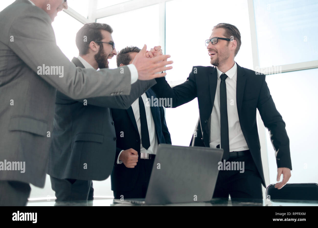 Happy business team dando a ogni altro un alto cinque. Foto Stock