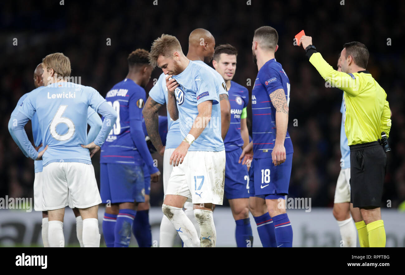 Arbitro Orel Grinfeld mostra Malmo's Rasmus Bengtsson un cartellino rosso durante la UEFA Europa League round di 32 seconda gamba corrispondono a Stamford Bridge, Londra. Foto Stock