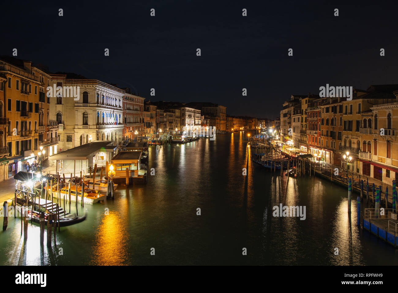 Una bella sera tardi tenebrologo della trafficata Canal Grande. Venezia, Italia. Foto Stock