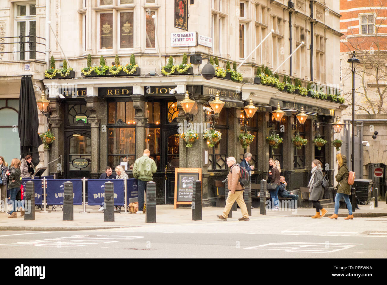 Il Red Lion un inglese tradizionale pub di Londra sull'angolo del Parlamento Street e Derby gate in London Whitehall Foto Stock