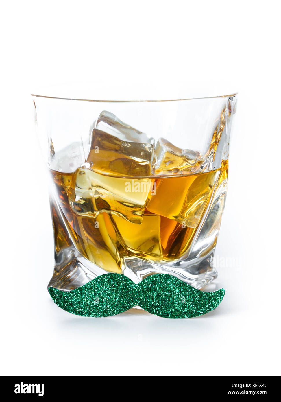 Close up di un bicchiere tumbler con dritto Kentucky bourbon servito sugli scogli isolati su sfondo bianco Foto Stock