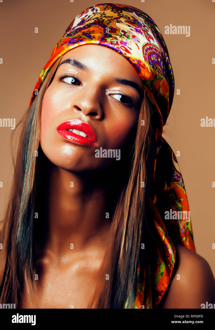 Giovani piuttosto moderno African American Girl luminoso con il trucco di  moda e scialle sulla testa Foto stock - Alamy