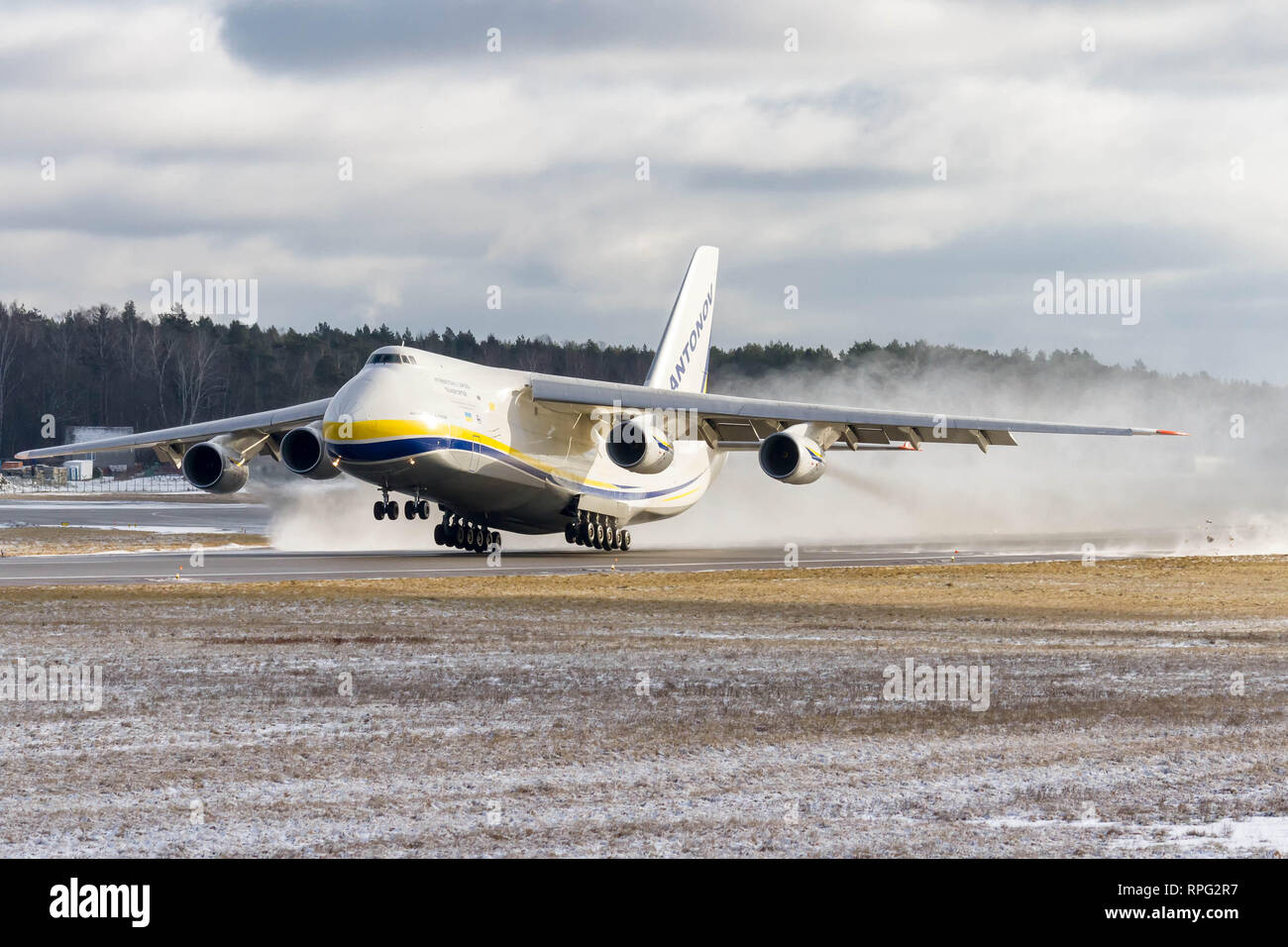 Antonov un124 Ruslan decollare lasciando una tempesta di neve dietro Foto Stock