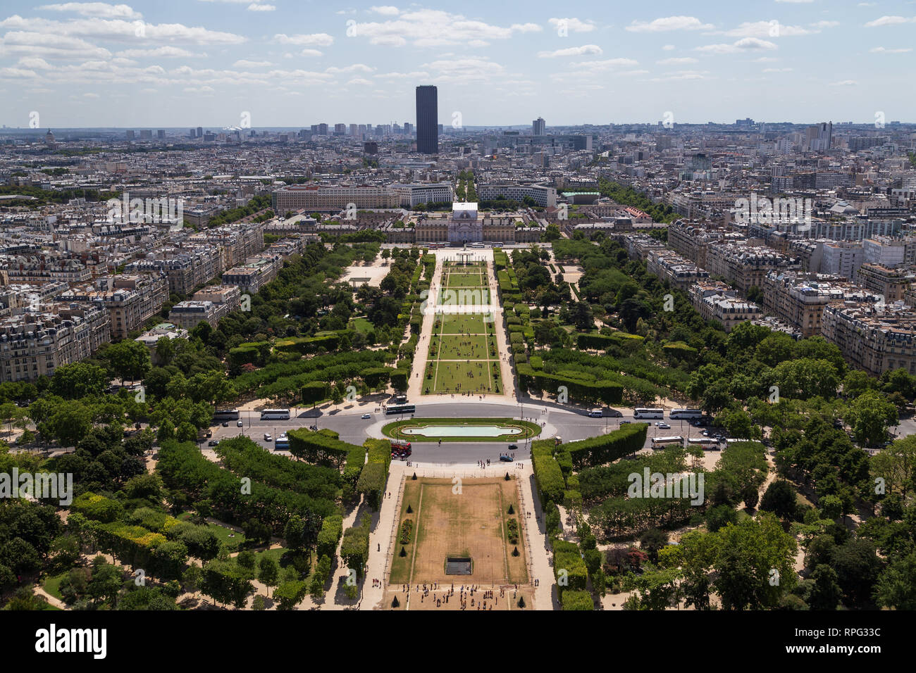 Vista aerea presso il parco Champ de Mars, Ecole Militaire e il sud est di Parigi dalla Torre Eiffel Foto Stock