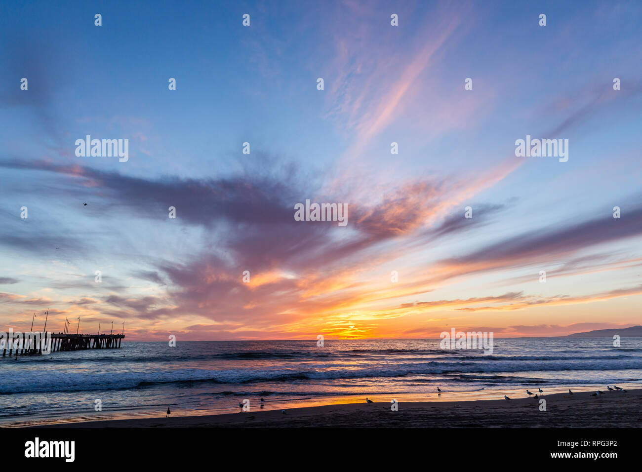 Oceano drammatico tramonto a Venice Beach a Los Angeles, California. Foto Stock