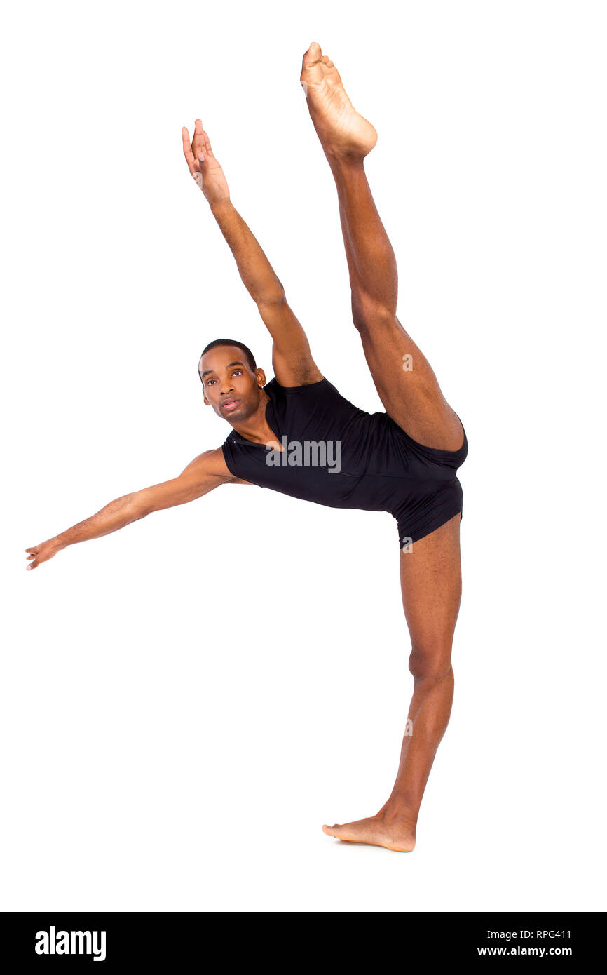 Montare il giovane nero bilanciamento del danzatore di balletto mostrano forme su sfondo bianco Foto Stock
